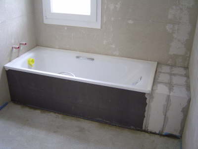Badewanneneinmauerung